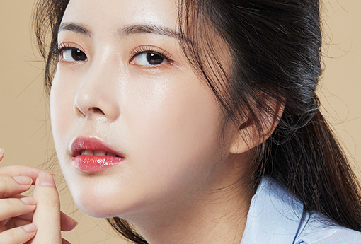 자연스럽고 조화로운 코라인을 가진 여성